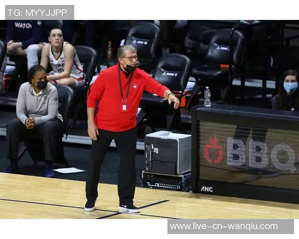 康涅狄格大学球员脚踩哈士奇PE球鞋引发媒体热议